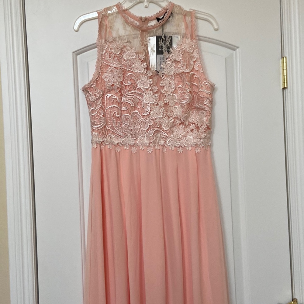 🆕 Beautiful peach coloured maxi evening dress in size us 8